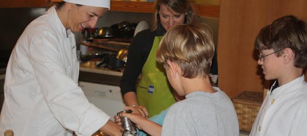 Spain Trip Planner: Family cooking in Spain