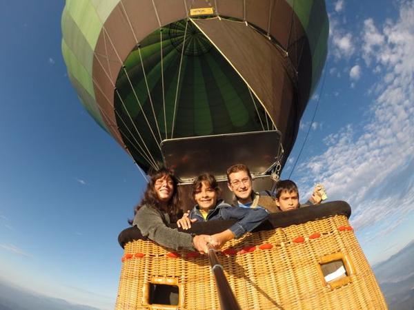 Spain Trip Planner: Family in a balloon ride near Barcelona