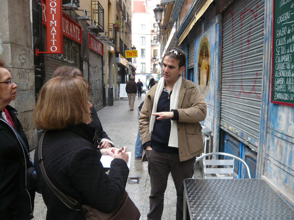 Carlos explaining Tapas traditions